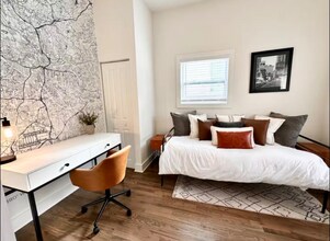 240 Laurel Ave SW in Atlanta, GA - Building Photo - Building Photo