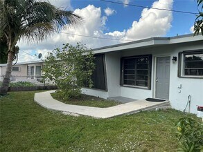 570 NE 173rd St in North Miami Beach, FL - Foto de edificio - Building Photo