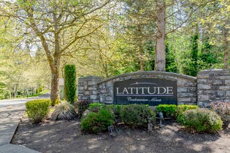 Latitude Condominiums in Federal Way, WA - Foto de edificio - Building Photo