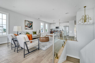 437 Chelsea St in Boston, MA - Building Photo - Interior Photo