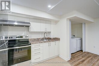 5557 Northrise Rd in Mississauga, ON - Building Photo - Building Photo