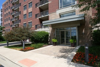 301 Riverwalk Place in Buffalo Grove, IL - Foto de edificio - Building Photo