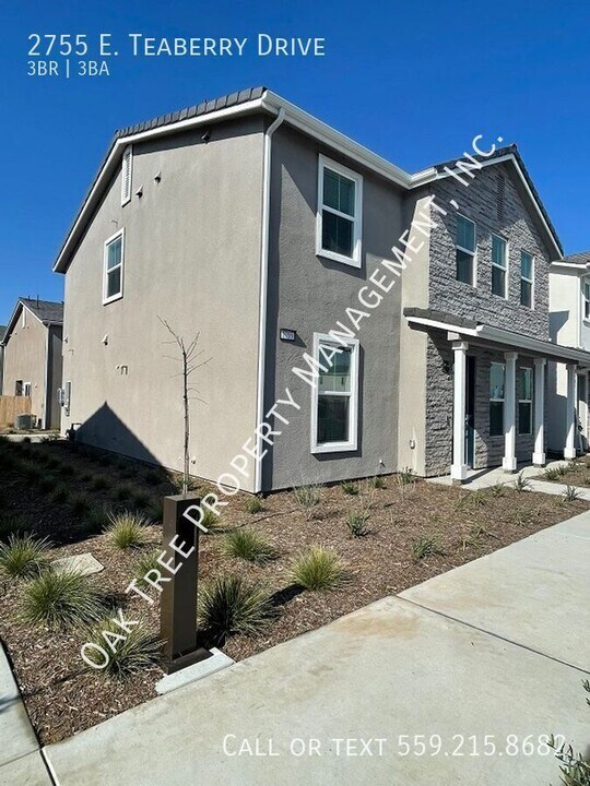 2755 E Teaberry Dr in Fresno, CA - Foto de edificio