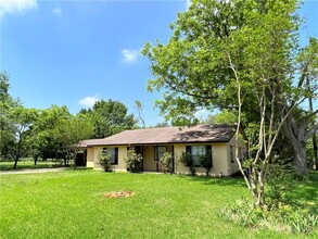 400 Sun Bonnet Dr in Buda, TX - Building Photo - Building Photo