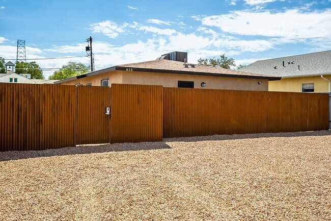 615 S Santa Rita Ave in Tucson, AZ - Foto de edificio - Building Photo