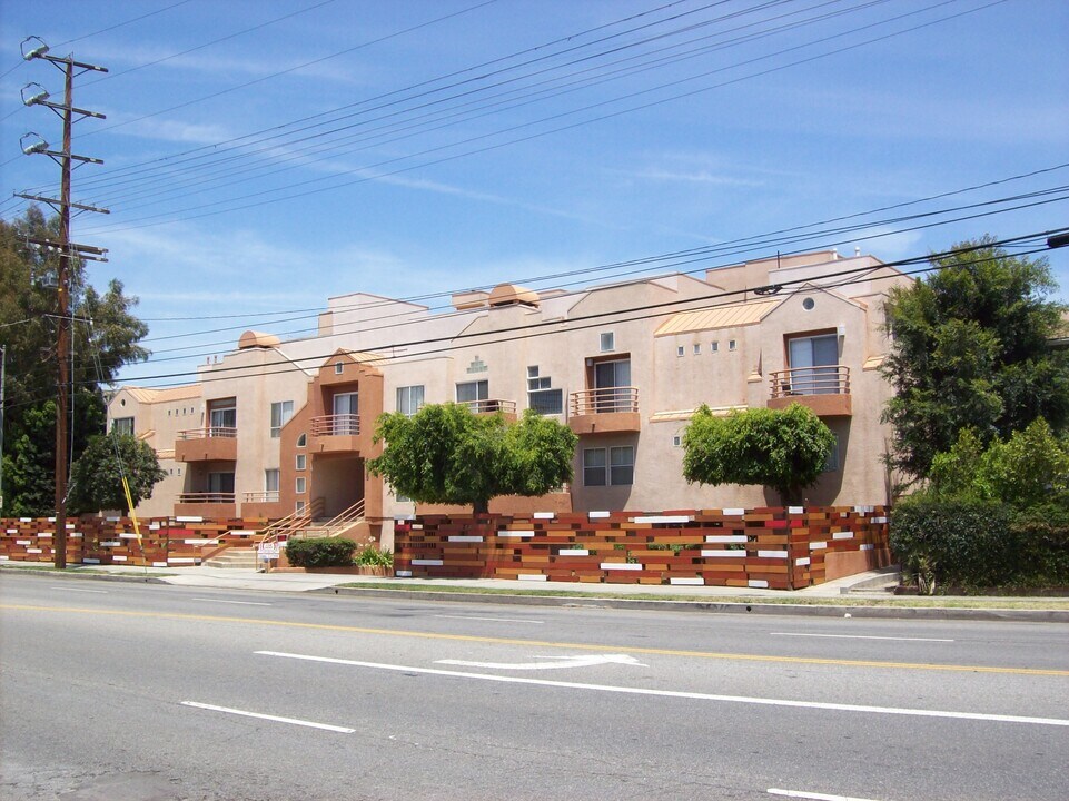 5060 Kester Ave in Los Angeles, CA - Building Photo