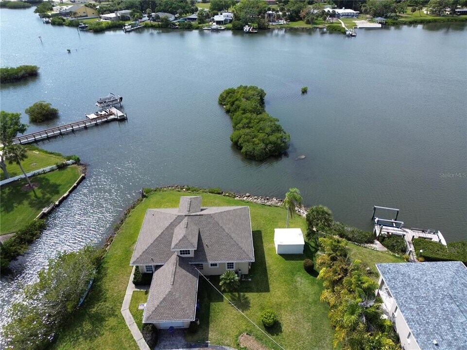 498 Buena Vista Dr in Nokomis, FL - Building Photo