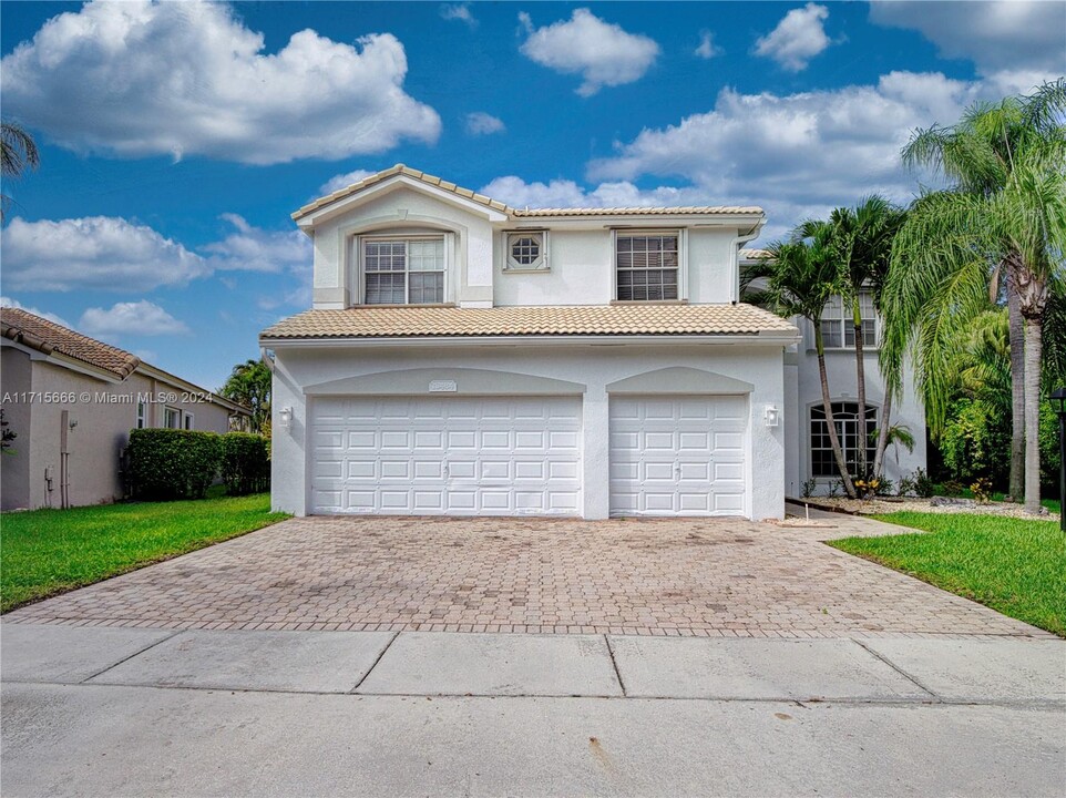 13484 NW 13th St in Pembroke Pines, FL - Foto de edificio