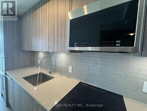 4130 Parkside Village Dr in Mississauga, ON - Building Photo - Building Photo