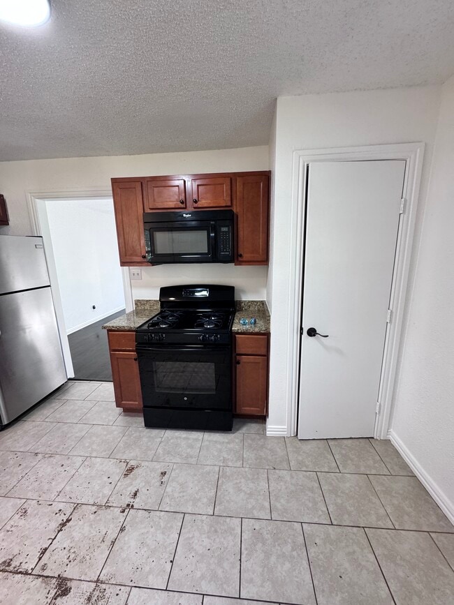 2250 Mail Ave in Dallas, TX - Building Photo - Building Photo