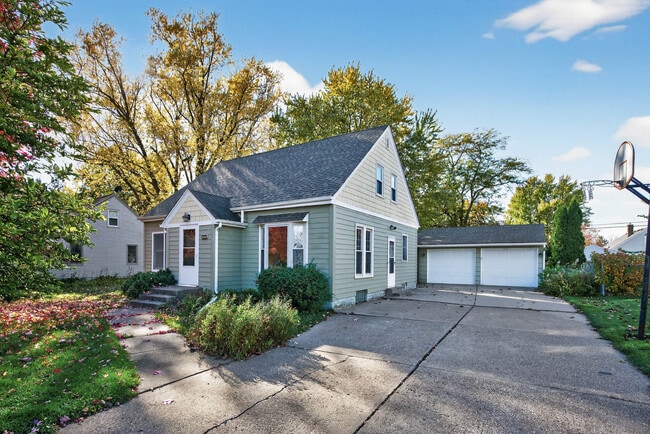 1049 Sterling St N in Maplewood, MN - Foto de edificio - Building Photo