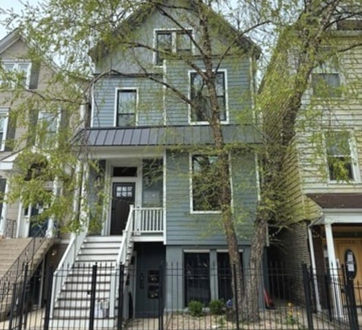 property at 1040 W Roscoe St