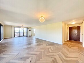 12 Bond St in Great Neck Plaza, NY - Building Photo - Building Photo