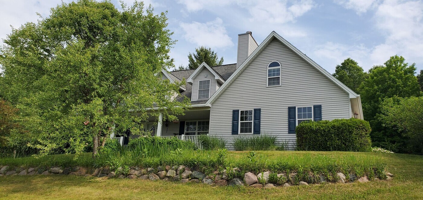 904 Windmill Ln in Traverse City, MI - Building Photo
