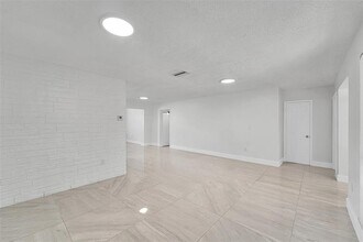 7251 Grandview Blvd in Miramar, FL - Building Photo - Building Photo