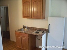 51 S Huntington Ave, Unit 302 in Boston, MA - Building Photo