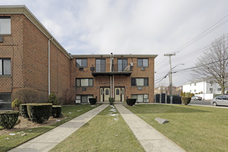 Lindenwood Village in Howard Beach, NY - Building Photo - Building Photo