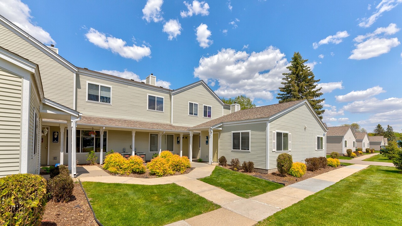 SouthFork Townhomes + Flats in Lakeville, MN - Building Photo