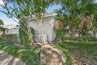 13040 Greenway Chase Ct in Houston, TX - Foto de edificio - Building Photo