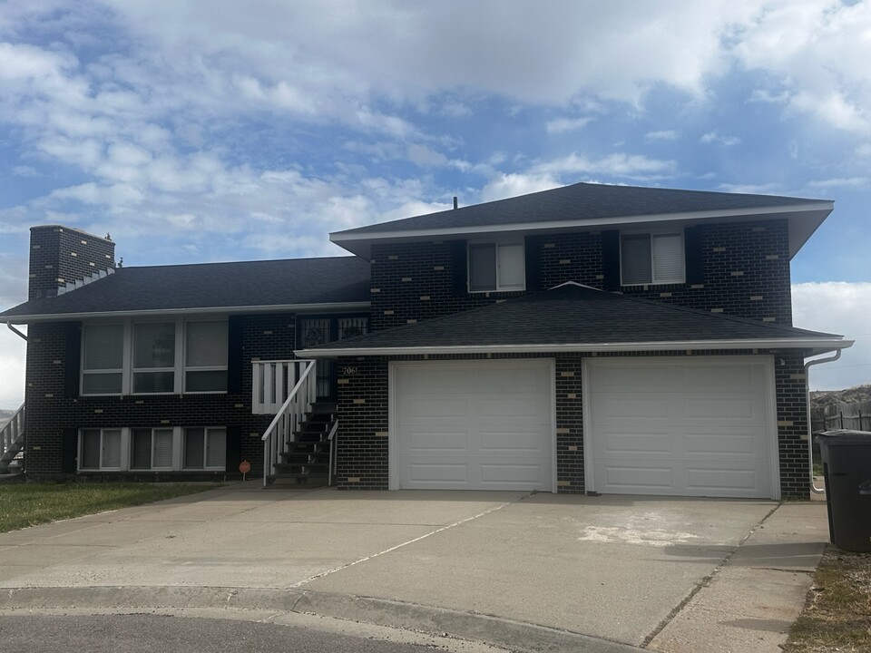 2061 Royal Ct in Rawlins, WY - Building Photo