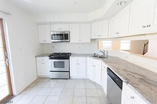 49 Cornerstone Ln in Newark, NJ - Building Photo