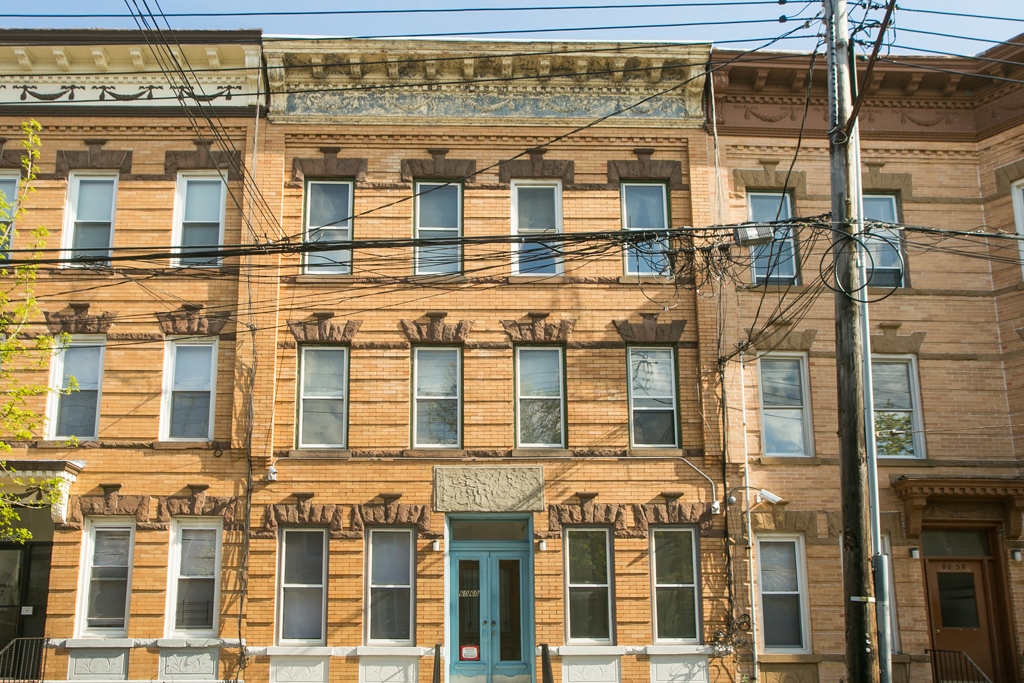 6060 Catalpa Ave in Ridgewood, NY - Foto de edificio