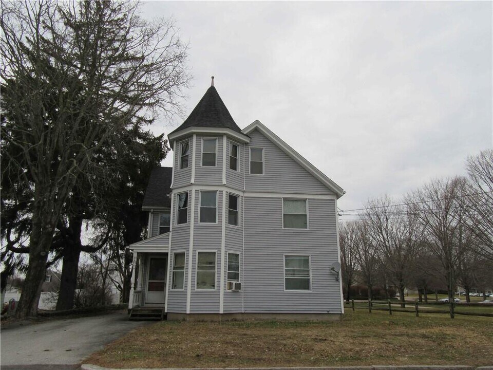 33 Clark St in Westerly, RI - Building Photo