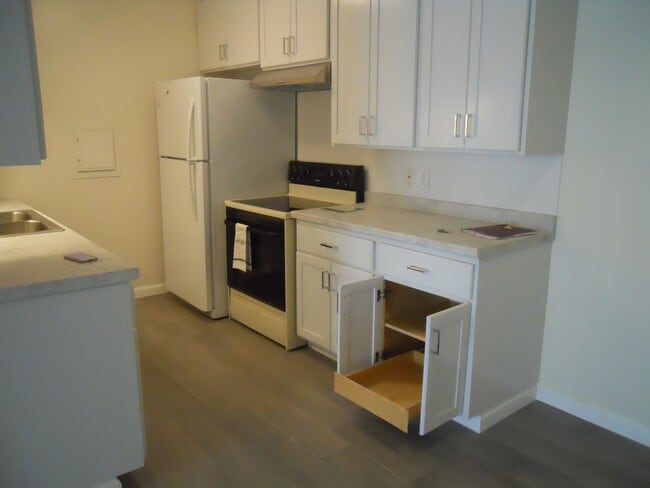 1707 Pacific Coast Hwy, Unit 224 in Hermosa Beach, CA - Building Photo - Building Photo