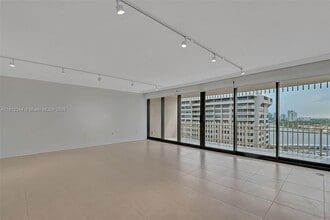 3 Grove Isle Dr, Unit C1606 in Miami, FL - Foto de edificio - Building Photo