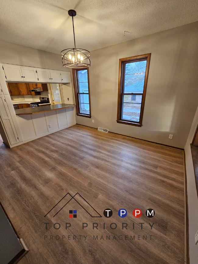 1321 W 12th St in Cedar Falls, IA - Building Photo - Building Photo