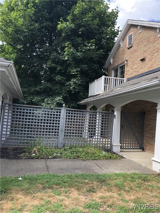 433 Linwood Ave in Buffalo, NY - Building Photo