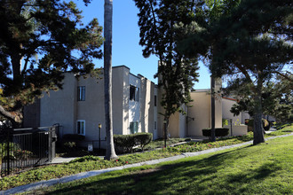 Sabrina Greens Apartment in Carlsbad, CA - Foto de edificio - Building Photo