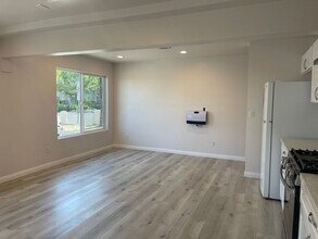 207 W Connecticut Ave in Vista, CA - Building Photo - Building Photo