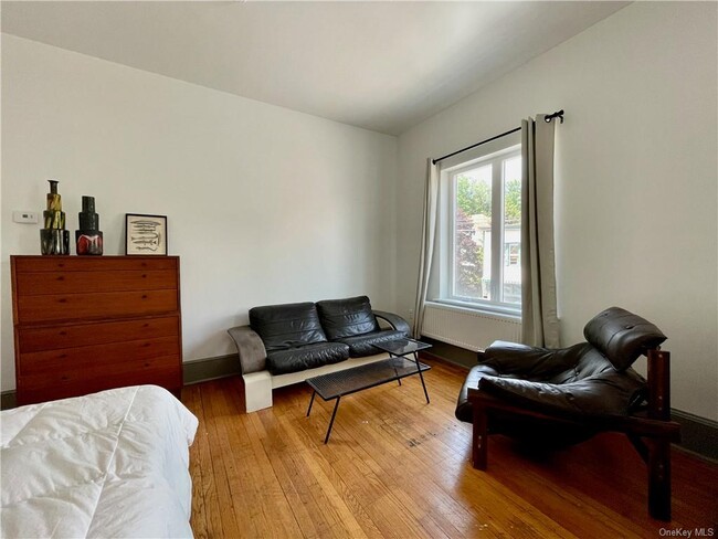 67 Main St-Unit -4 in Livingston Manor, NY - Foto de edificio - Building Photo