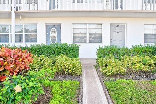 22 Kent B in West Palm Beach, FL - Building Photo