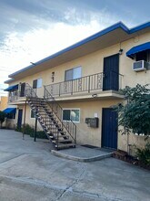 1018 E 32nd St, Unit D in Signal Hill, CA - Building Photo - Building Photo