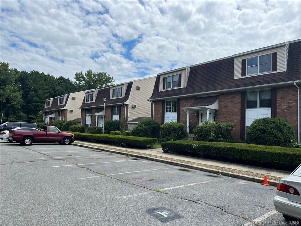 300 Boston Post Rd in Waterford, CT - Building Photo