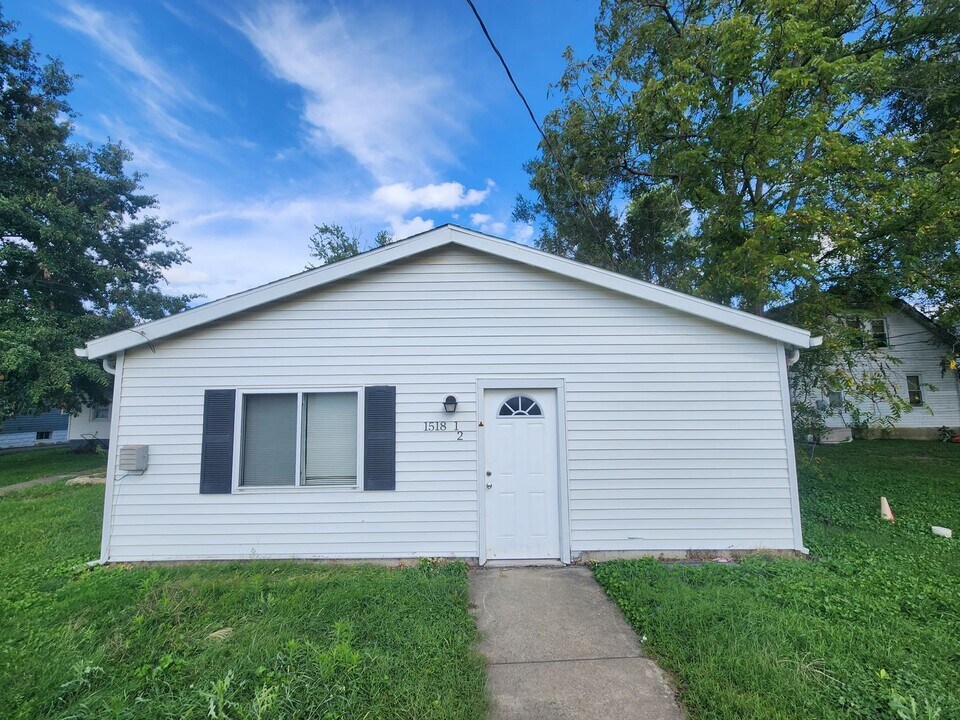 1518 11th St in Charleston, IL - Building Photo