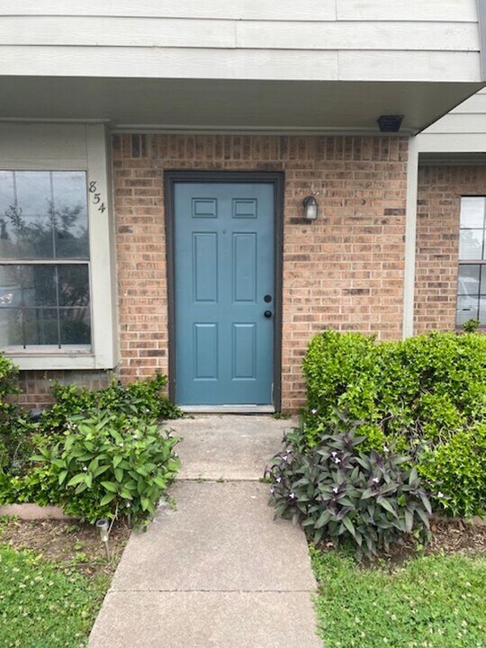 854 W Collins St in Denton, TX - Building Photo