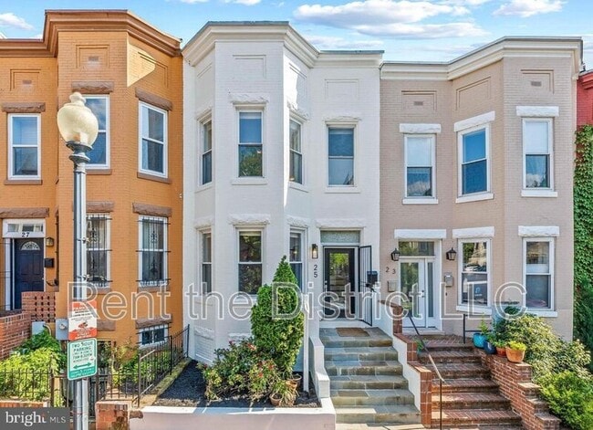 property at 25 Todd Pl NE