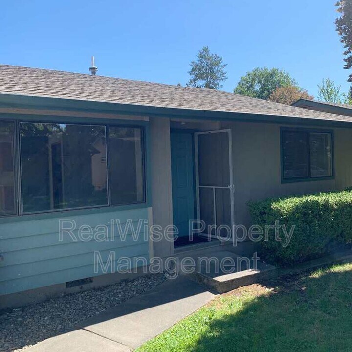 247 SW Rogue River Ave in Grants Pass, OR - Building Photo