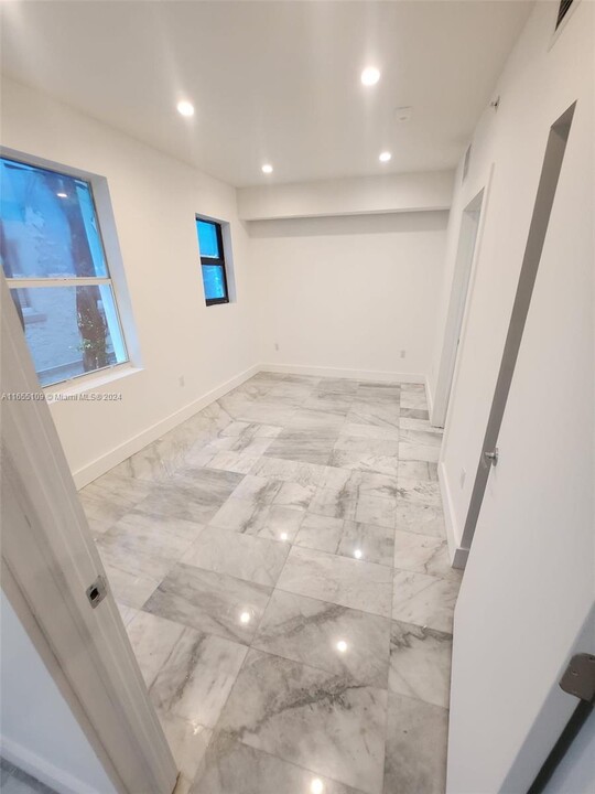 1560 Drexel Ave, Unit 204 in Miami Beach, FL - Building Photo