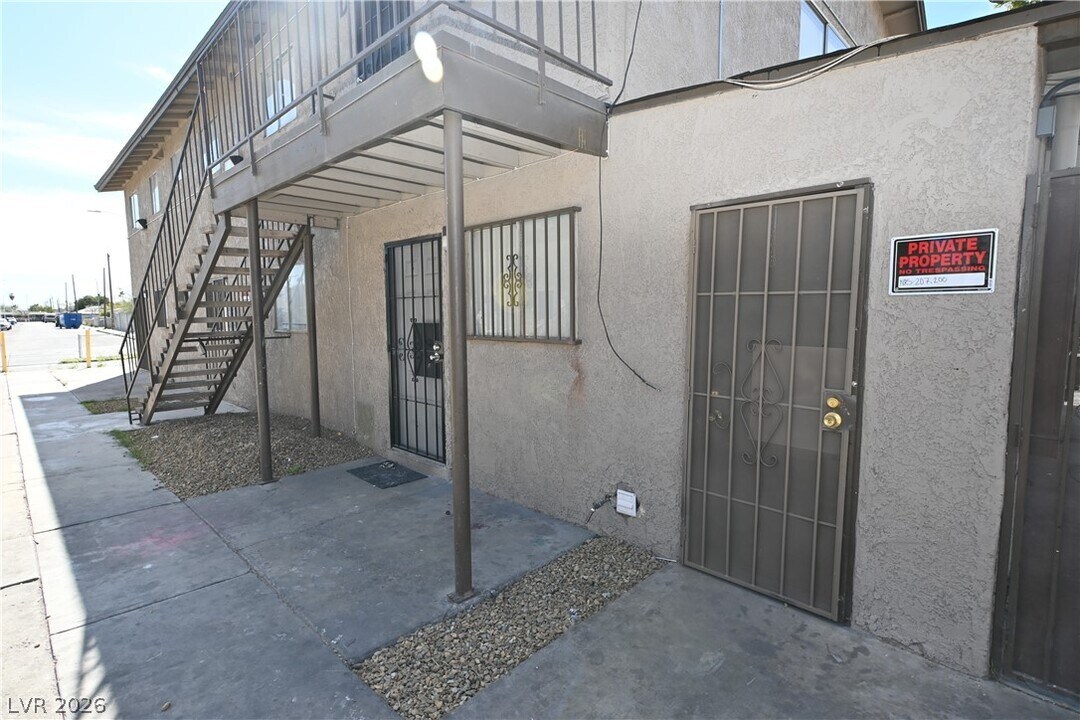 2301 Stewart Ave in Las Vegas, NV - Building Photo
