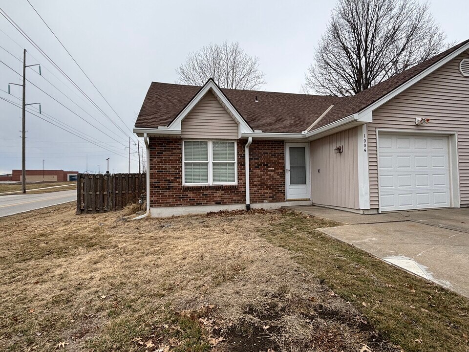 100 NW Garden St in Grain Valley, MO - Foto de edificio