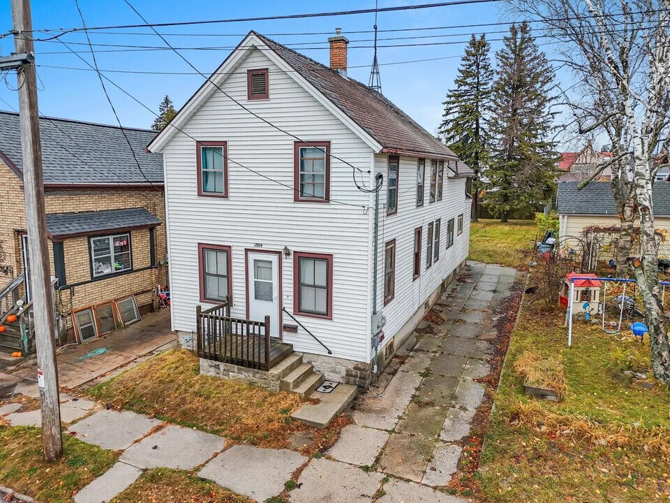 1804 11th St in Two Rivers, WI - Building Photo