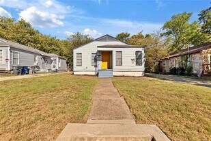 2245 E Overton Rd in Dallas, TX - Building Photo