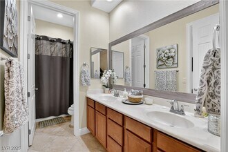 5111 Crown Cypress St in Las Vegas, NV - Building Photo - Building Photo