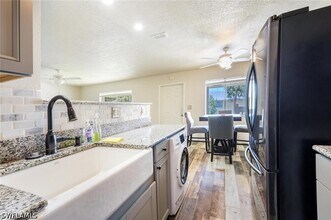 4625 Bayshore Dr in Naples, FL - Building Photo - Building Photo