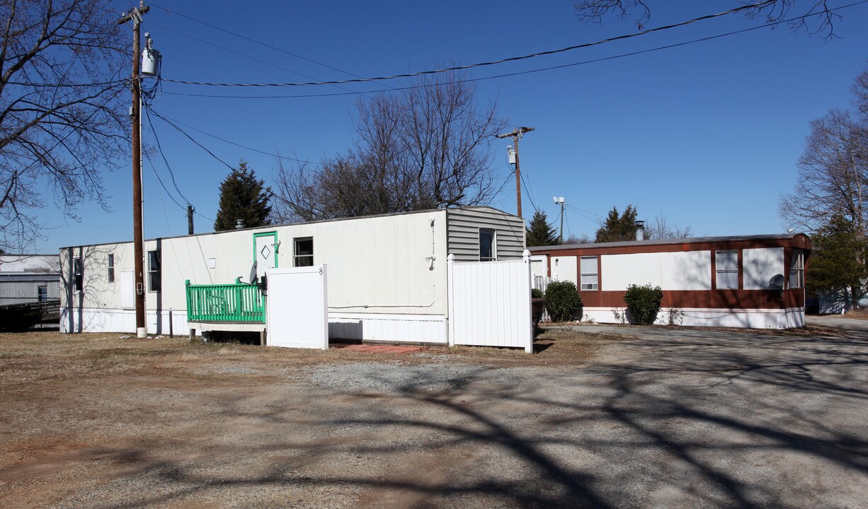 6708 W Market St in Greensboro, NC - Building Photo