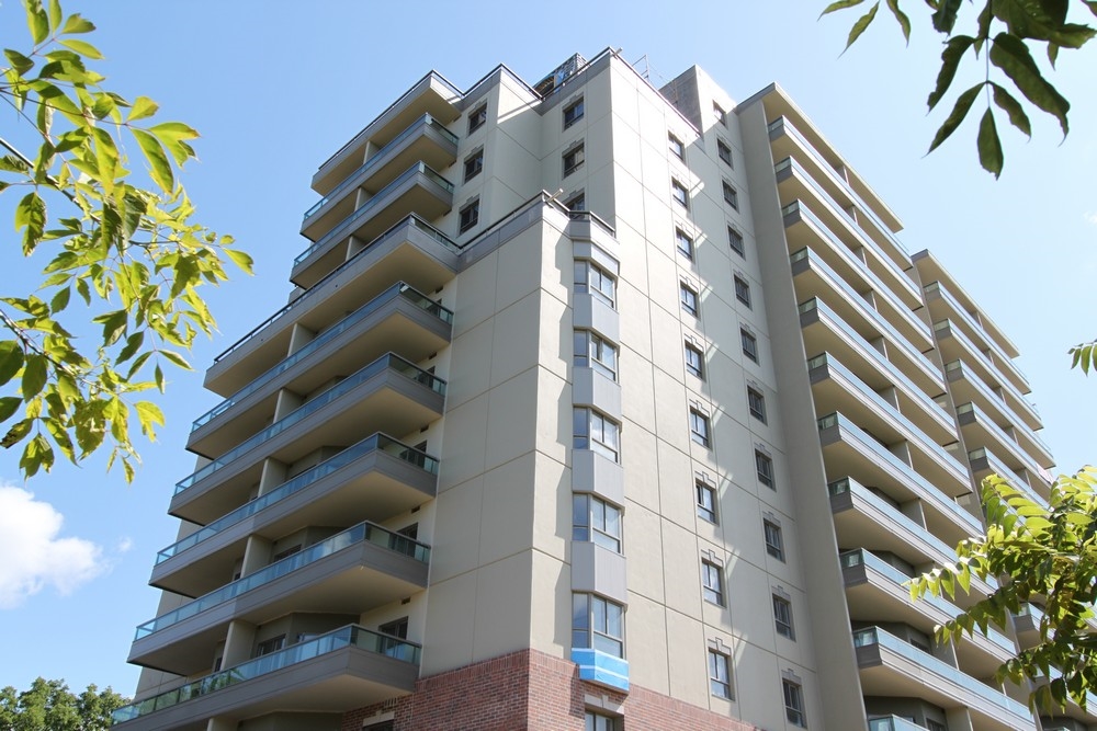 Iron Horse Towers in Kitchener, ON - Building Photo